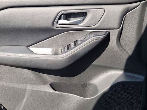 Certified 2025 Nissan Rogue SV FWD image 17