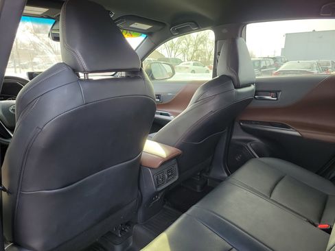 Used 2022 Toyota Venza Limited image 11
