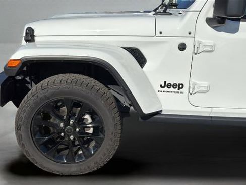 Used 2025 Jeep Gladiator Nighthawk image 30