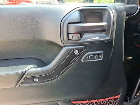 Used 2018 Jeep Wrangler Unlimited Rubicon AWD/4WD image 12