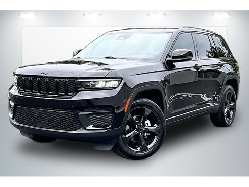 Used 2022 Jeep Grand Cherokee Altitude AWD/4WD image 2