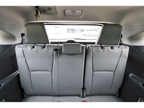 Used 2023 Toyota Highlander Limited FWD image 11
