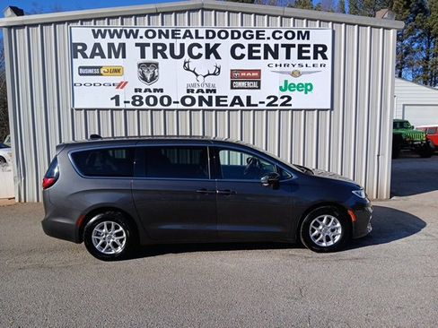 Used 2023 Chrysler Pacifica Touring-L image 2