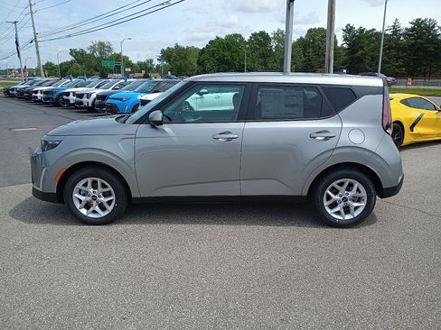 Used 2025 Kia Soul LX w/ LX Technology Package image 4