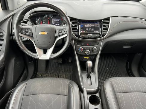 Used 2020 Chevrolet Trax LT w/ LT Convenience Package AWD/4WD image 2