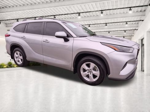 Used 2023 Toyota Highlander L FWD image 1