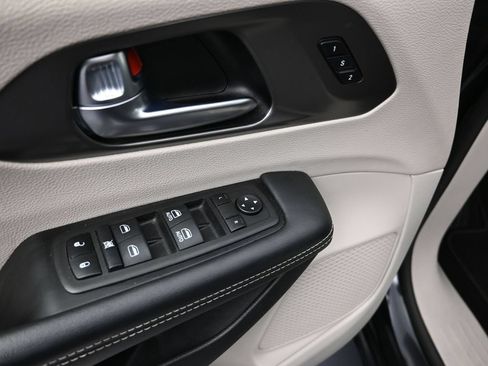 Certified 2023 Chrysler Pacifica Touring-L FWD image 11