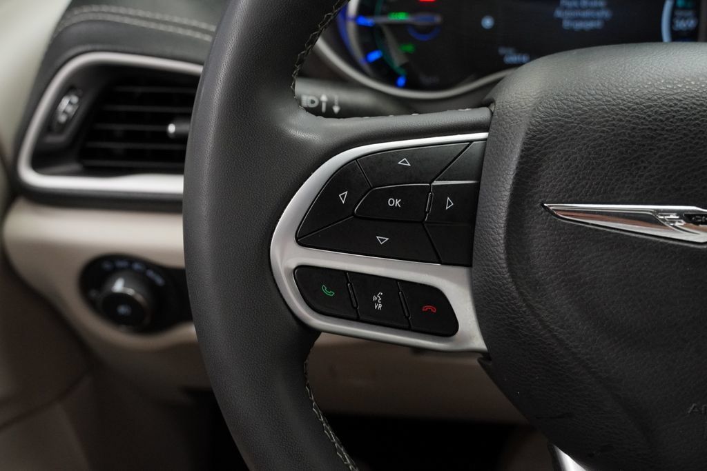 Used 2024 Chrysler Pacifica Limited FWD image 34