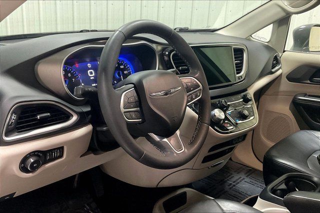Used 2022 Chrysler Pacifica Touring-L FWD image 14