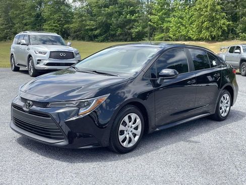 Used 2025 Toyota Corolla LE FWD image 5