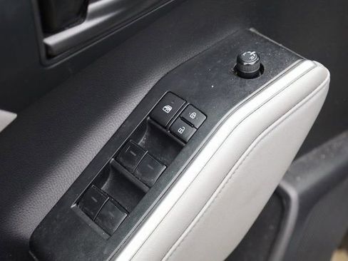 Used 2022 Toyota Highlander LE image 12