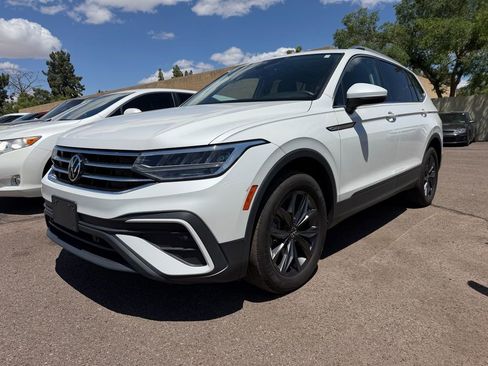 Used 2023 Volkswagen Tiguan SE w/ Panoramic Sunroof Package FWD image 2
