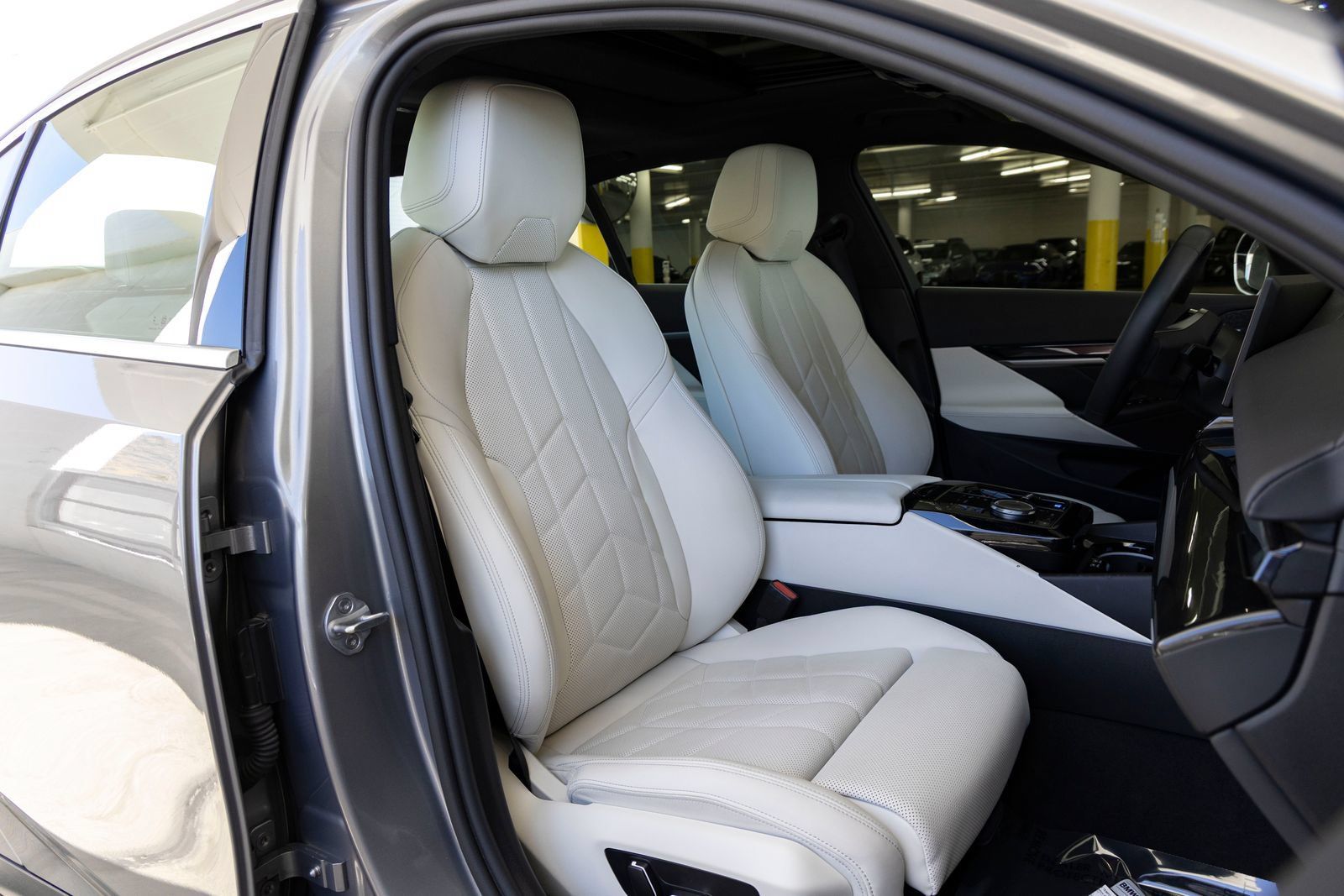Certified 2025 BMW i5 eDrive40i w/ Premium Package RWD image 32