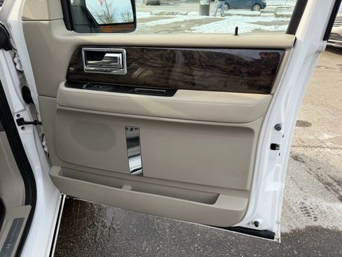 Used 2016 Lincoln Navigator Select image 32