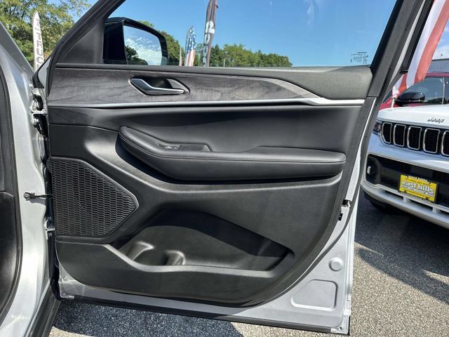 Used 2024 Jeep Grand Cherokee L Limited AWD/4WD image 26
