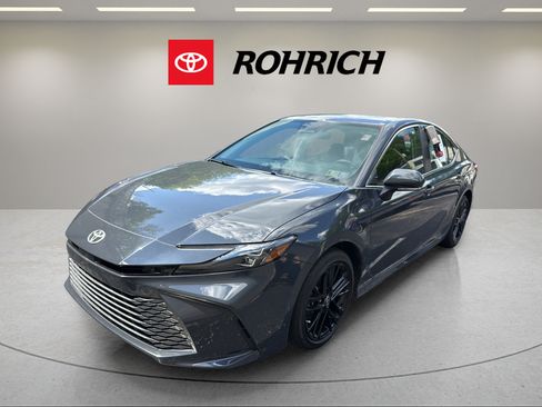 Used 2025 Toyota Camry XLE FWD image 1