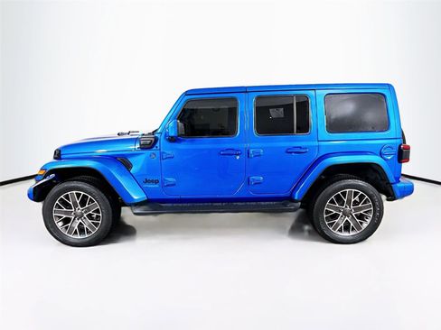 Used 2022 Jeep Wrangler Unlimited Sahara image 4