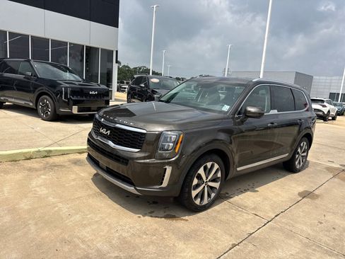 Used 2022 Kia Telluride EX w/ EX Premium Package FWD image 3