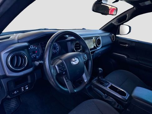 Used 2017 Toyota Tacoma TRD Sport image 11