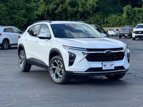 Used 2024 Chevrolet Trax LT w/ LT Convenience Package FWD image 1