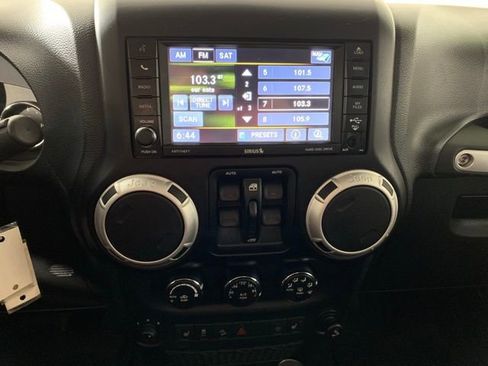 Used 2014 Jeep Wrangler Unlimited Rubicon w/ Connectivity Group image 10