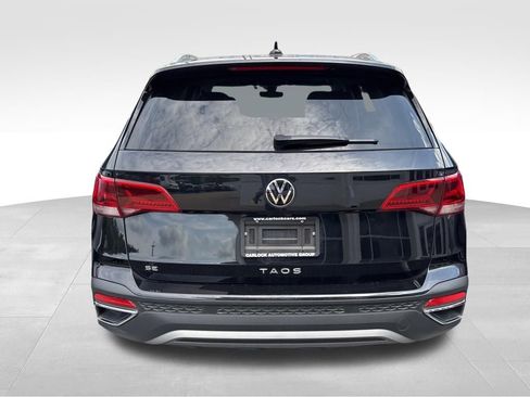 Used 2024 Volkswagen Taos SE w/ Panoramic Sunroof Package FWD image 5