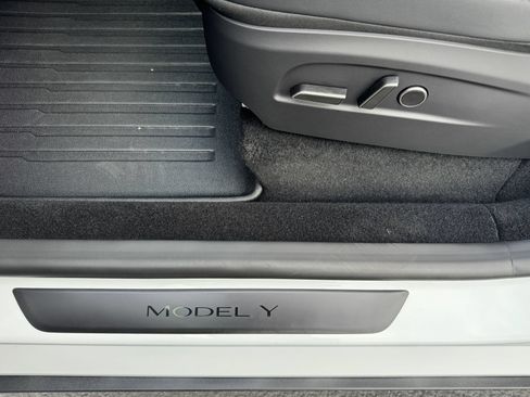 Used 2026 Tesla Model Y 2WD image 21