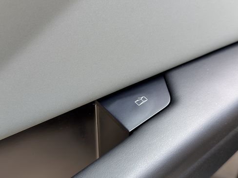 Used 2025 Tesla Cybertruck AWD Crew Cab image 19