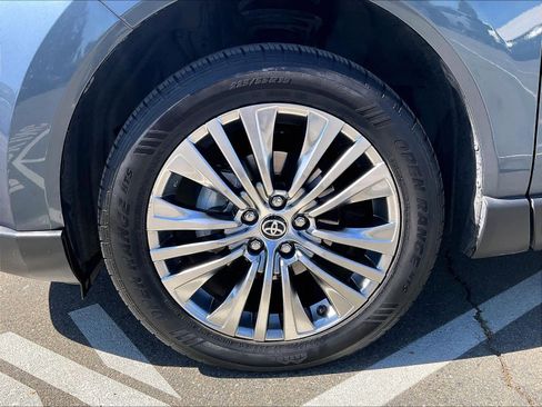 Used 2021 Toyota Venza XLE image 12