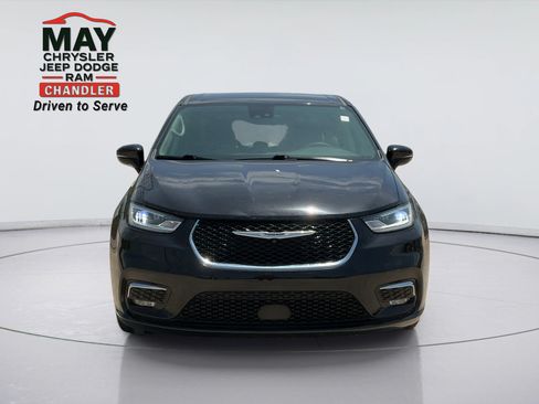 Used 2024 Chrysler Pacifica Touring-L FWD image 2