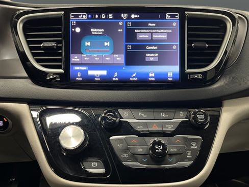 Used 2024 Chrysler Pacifica Touring-L FWD image 12