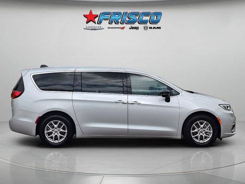 Certified 2024 Chrysler Pacifica Touring-L FWD image 8