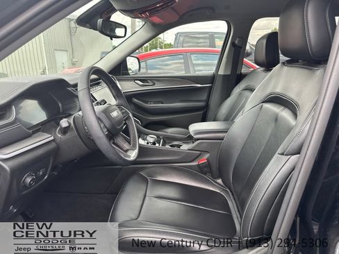 Used 2023 Jeep Grand Cherokee Limited w/ Black Appearance Package AWD/4WD image 4