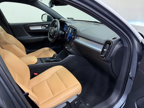 Used 2019 Volvo XC40 T5 Momentum AWD/4WD image 16