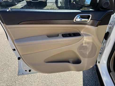 Used 2017 Jeep Grand Cherokee Laredo w/ Quick Order Package 2BE image 40