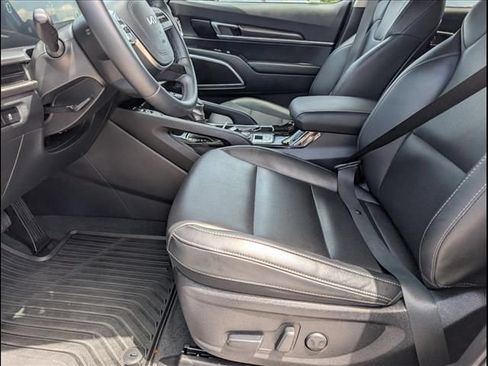 Used 2025 Kia Telluride S FWD image 9