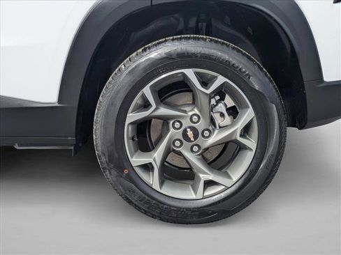 Used 2025 Chevrolet Trax LT FWD image 28