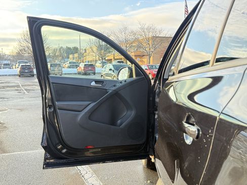 Used 2016 Volkswagen Tiguan S image 23