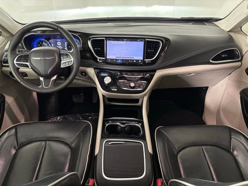Used 2024 Chrysler Pacifica Limited image 35