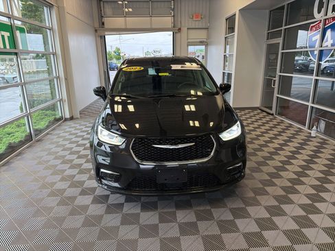 Used 2023 Chrysler Pacifica Touring-L FWD image 2