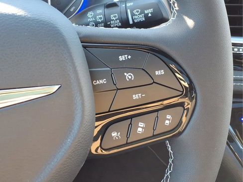 New 2026 Chrysler Pacifica Limited w/ Uconnect Theater Family Group image 33