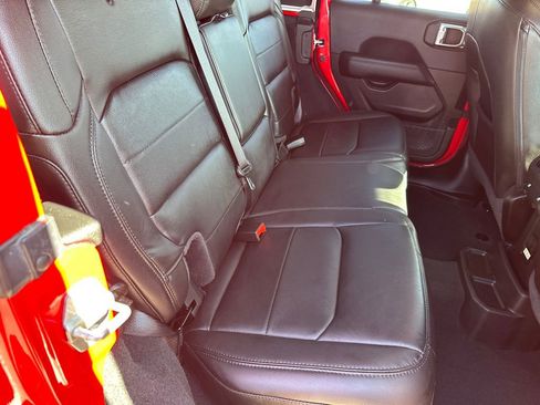 Used 2022 Jeep Wrangler Unlimited Sahara image 15