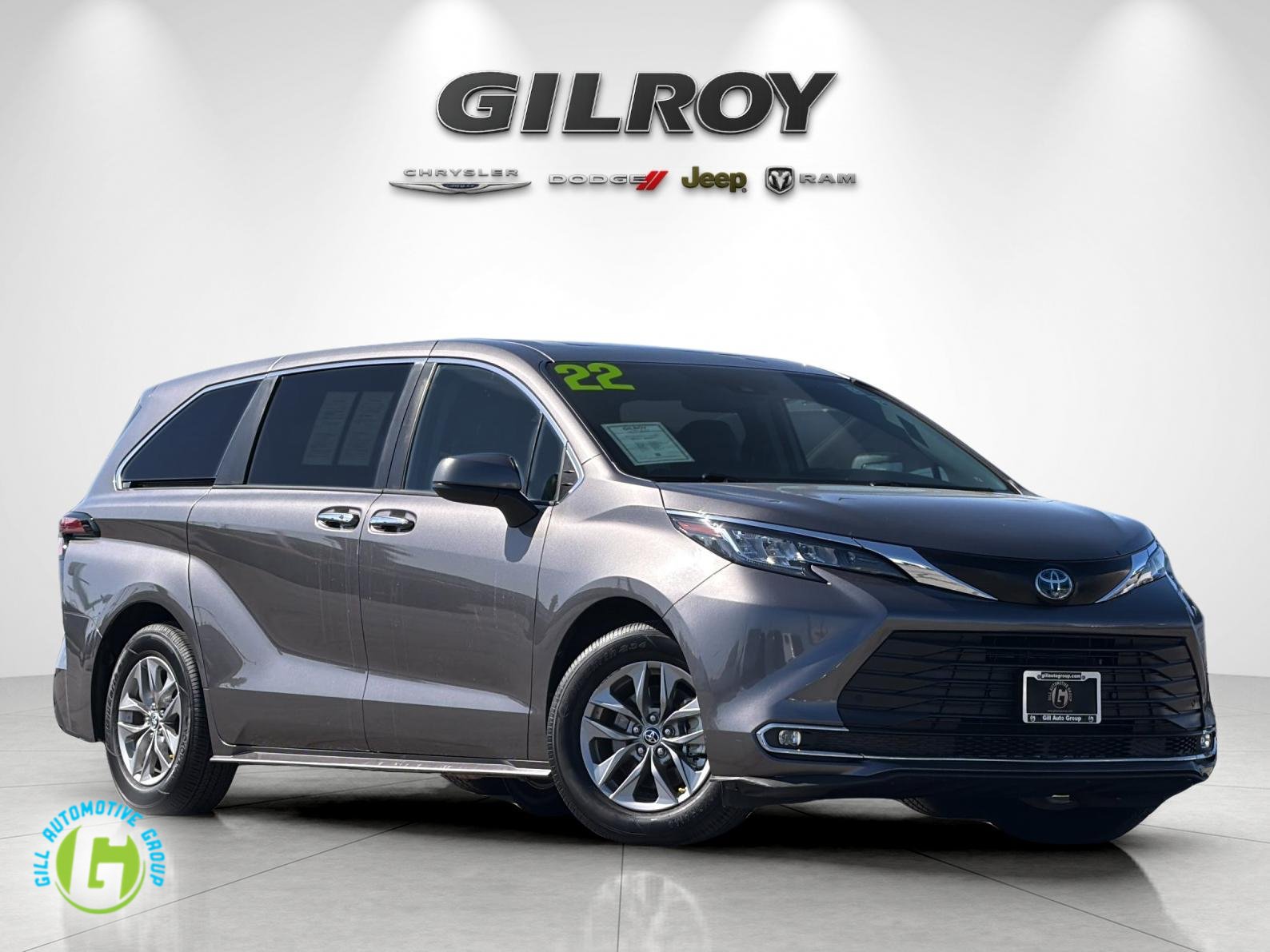 Used 2022 Toyota Sienna XLE FWD image 1