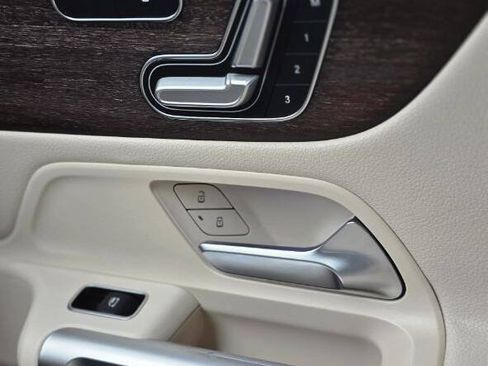Used 2020 Mercedes-Benz GLB 250 w/ Premium Package image 14