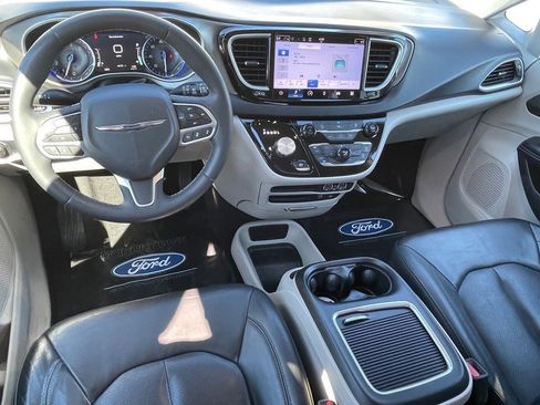Used 2022 Chrysler Pacifica Touring-L image 15