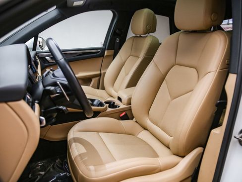 Certified 2023 Porsche Macan AWD/4WD image 5