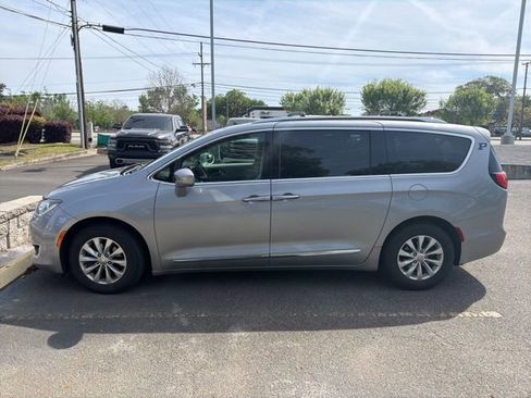 Used 2019 Chrysler Pacifica Touring-L image 2