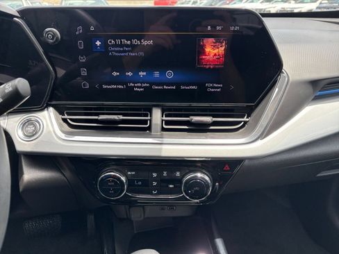 Used 2025 Chevrolet Trax LT FWD image 17