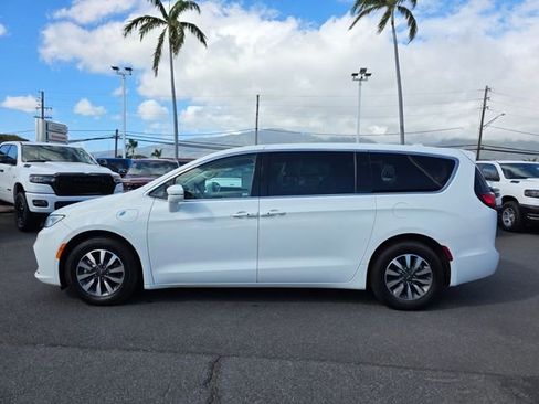 Used 2022 Chrysler Pacifica Touring-L image 4