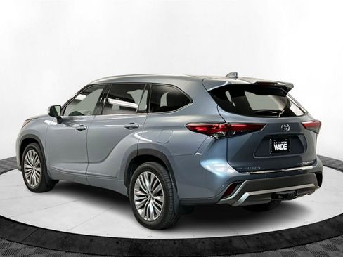 Certified 2022 Toyota Highlander Platinum image 3